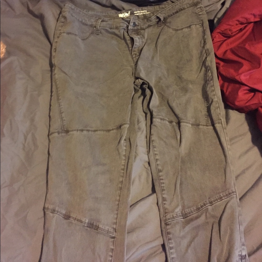 Women's jeans w/ zipper bottoms. Mid-rise jegging