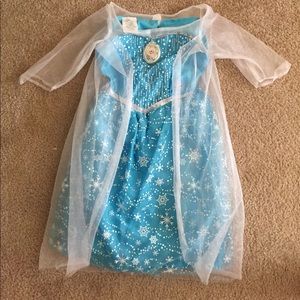 Never worn  frozen dress and shoes fits 4-6! ❄️