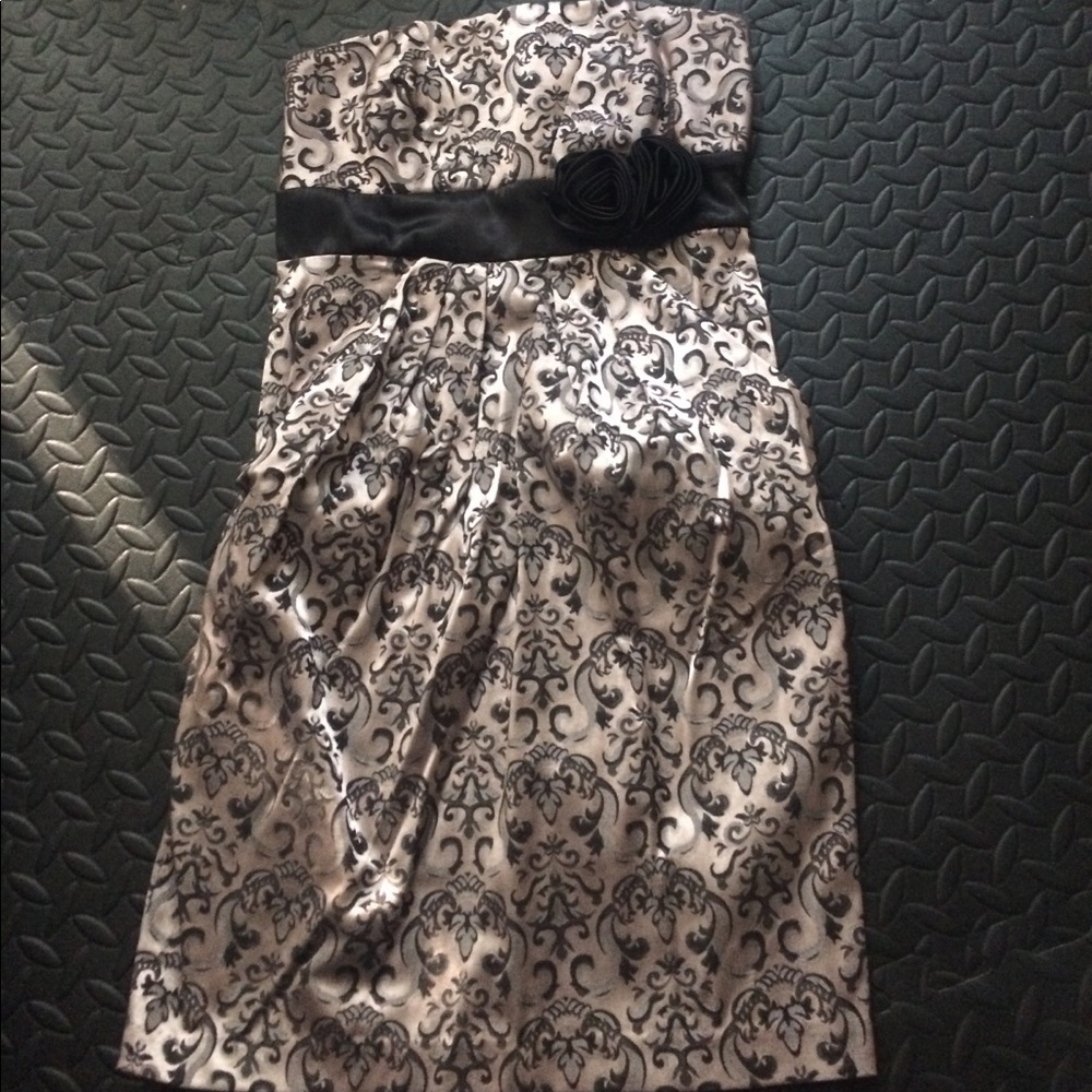 Strapless dress with pockets