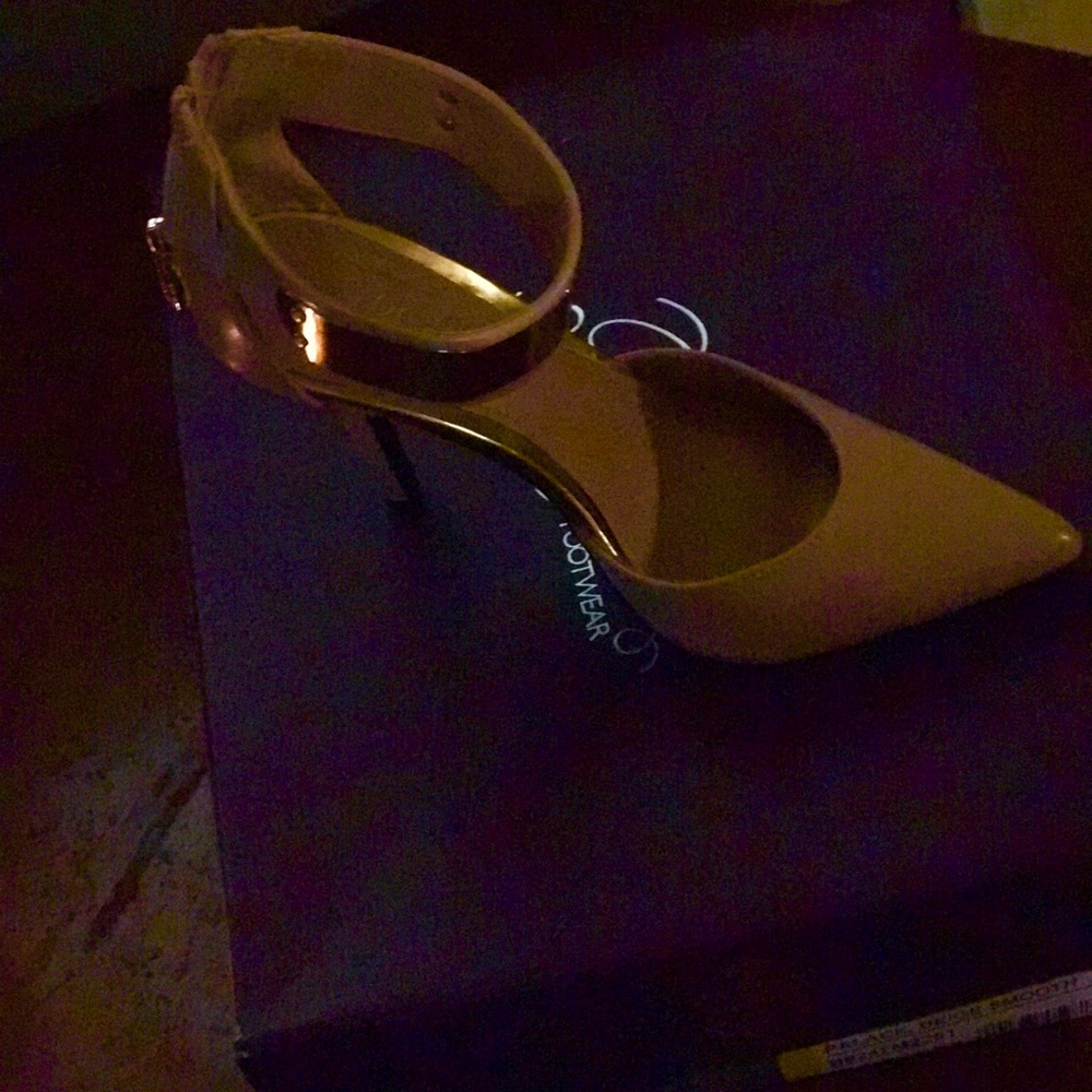 Fergie Palace Beige Smooth Pumps