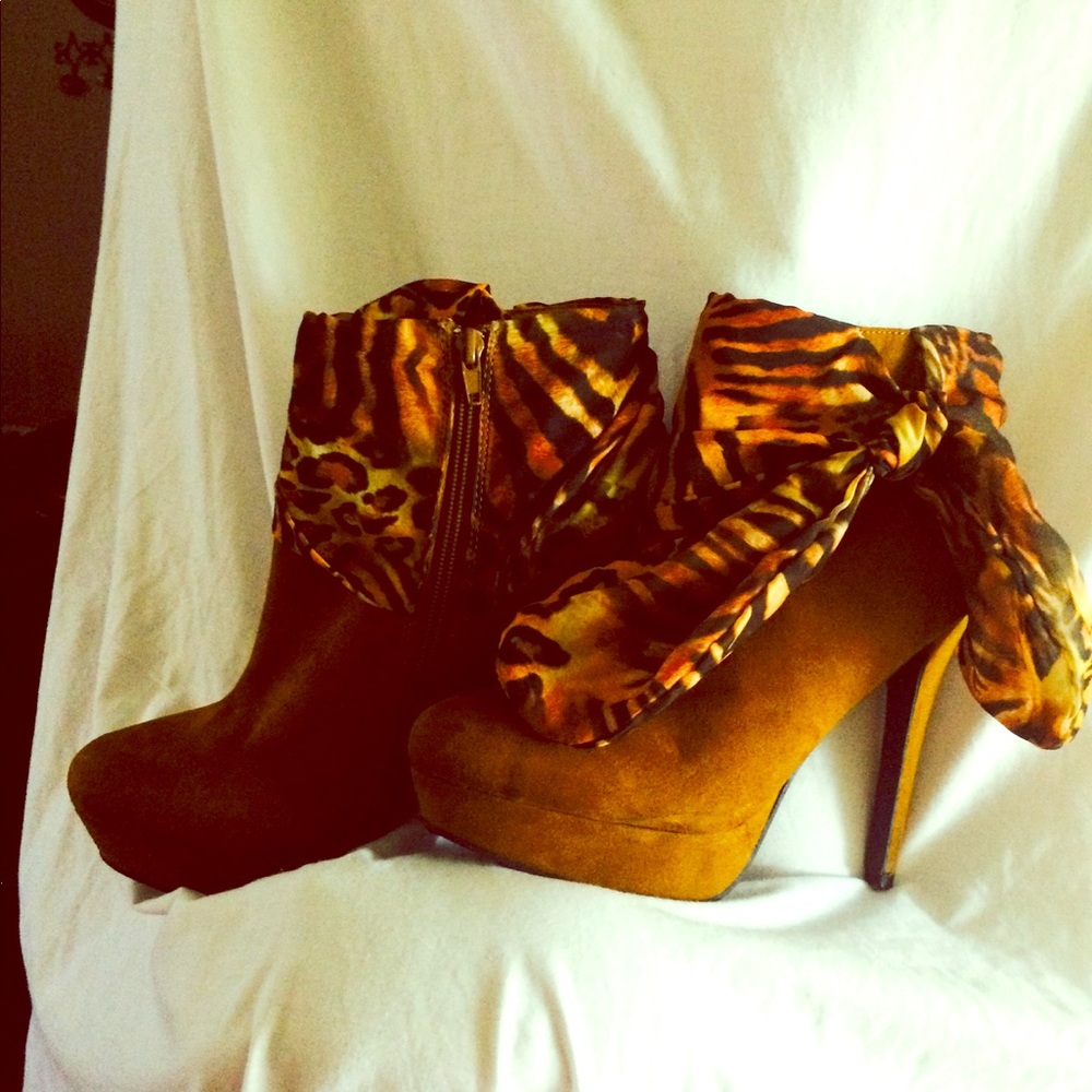 Platform ankle zip booties. ❗️PRICE DROPPED ❗️