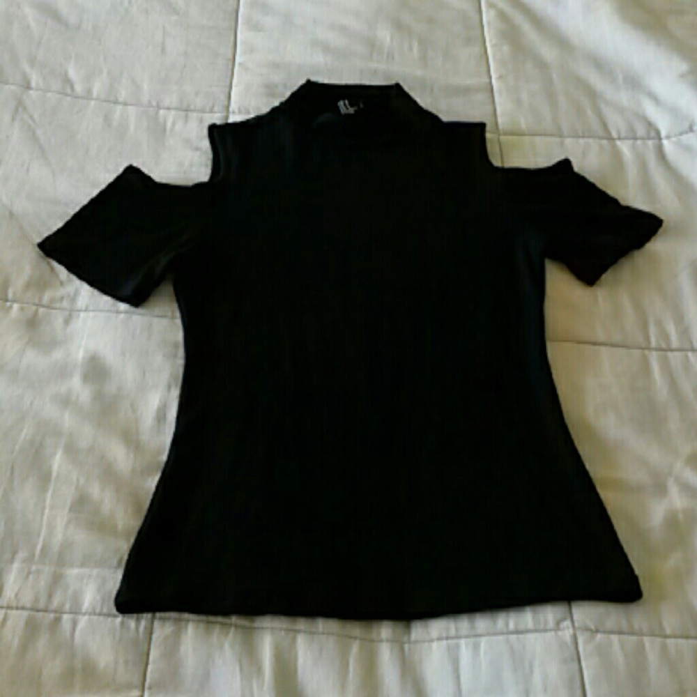 Forever 21 black cold shoulder tee Medium