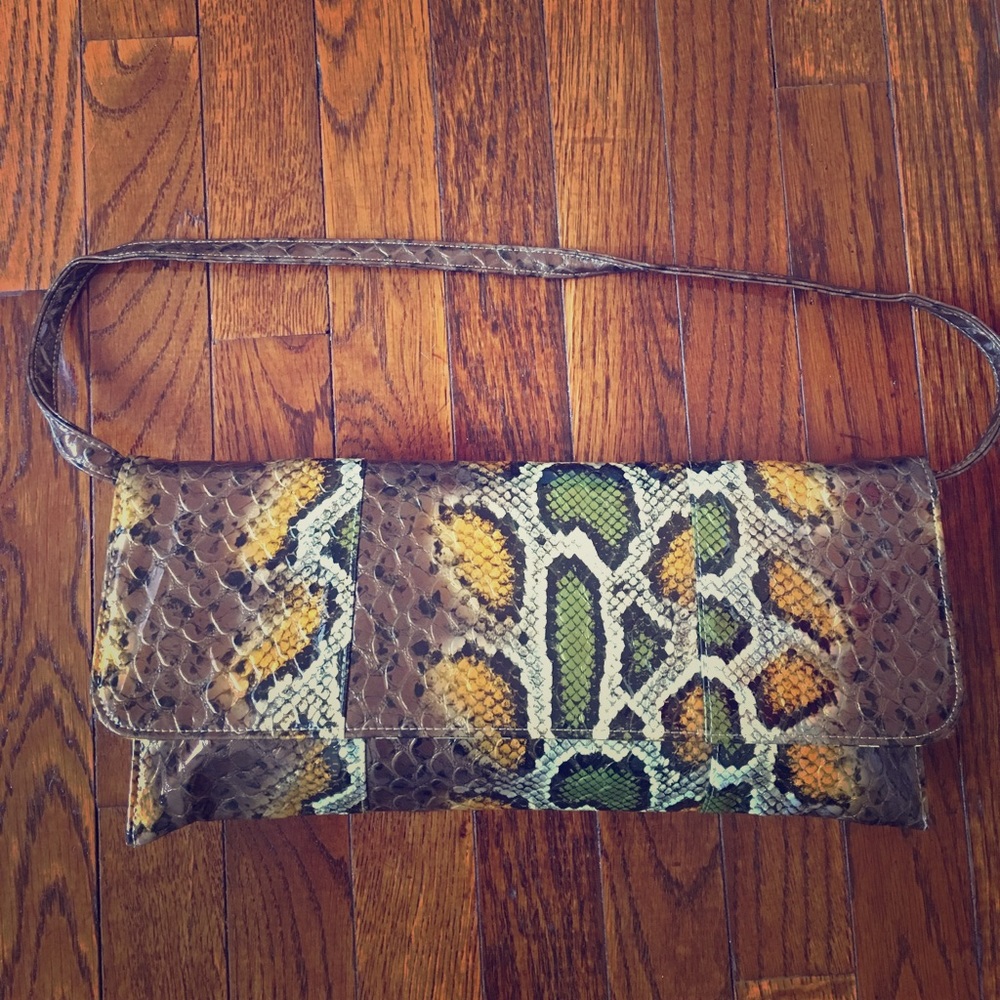 Imitation reptile clutch