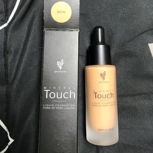 Younique satin liquid foundation