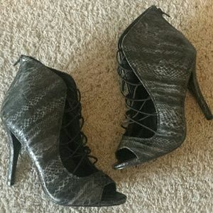 NEW MIA SEXY SNAKESKIN HEELS! SZ 9