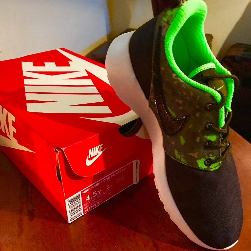 Nike Roshe Boys 4.5 (women 6.5)