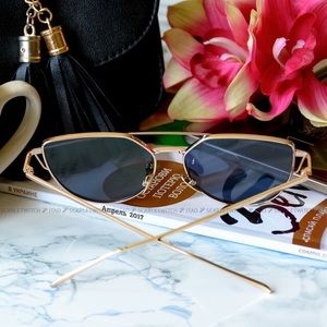 Black and gold stunner glasses Black and gold stunner glasses