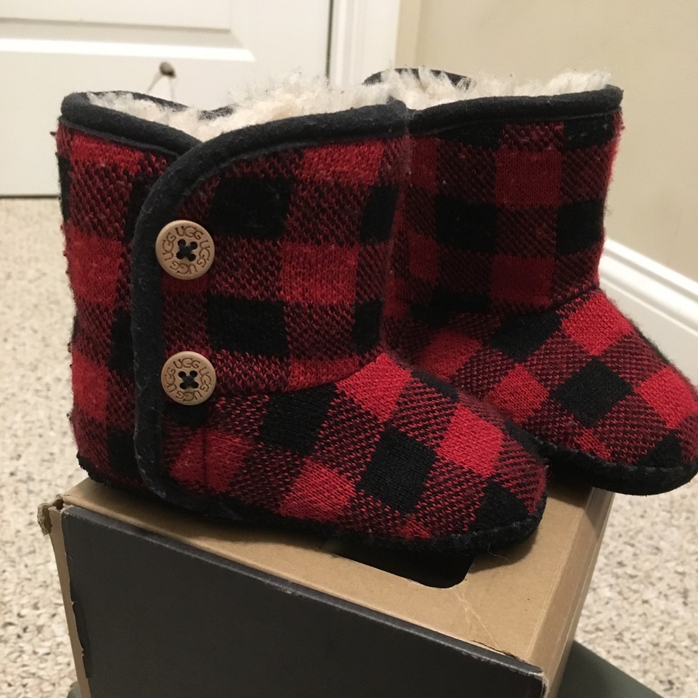 Size 4/5 Uggs very rare discontinued. Very comfy