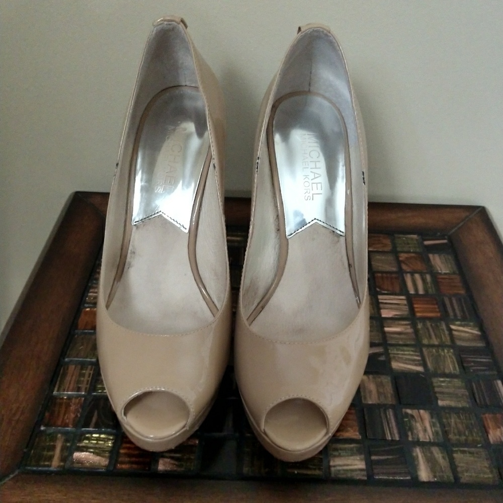 Peep toe pumps