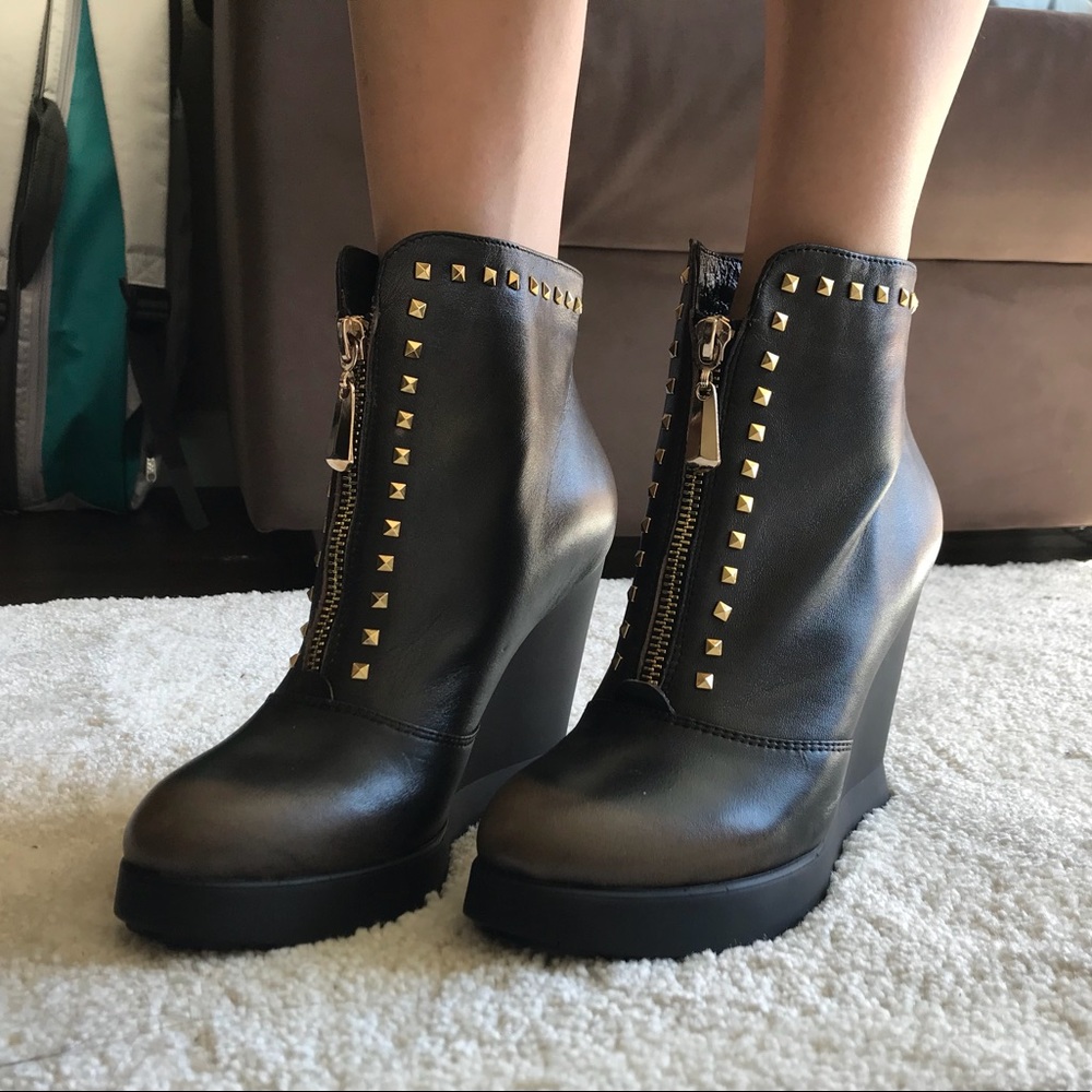 Golden Rivet rock black wedges 7M