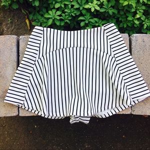 ⚡️ LF black and white striped skort ⚡️