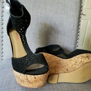 Black peep-toe wedges