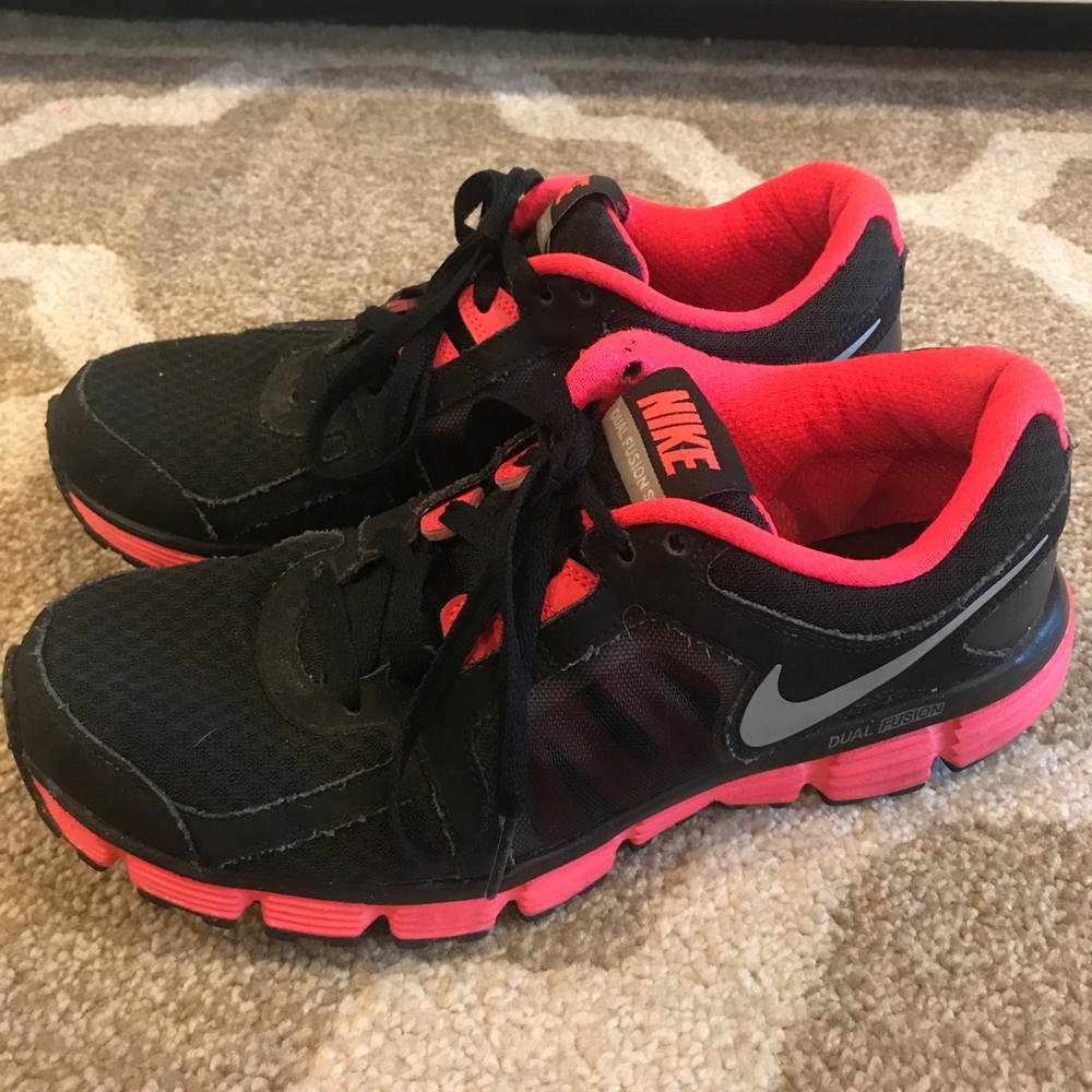 Nike Dual Fusion Sneakers