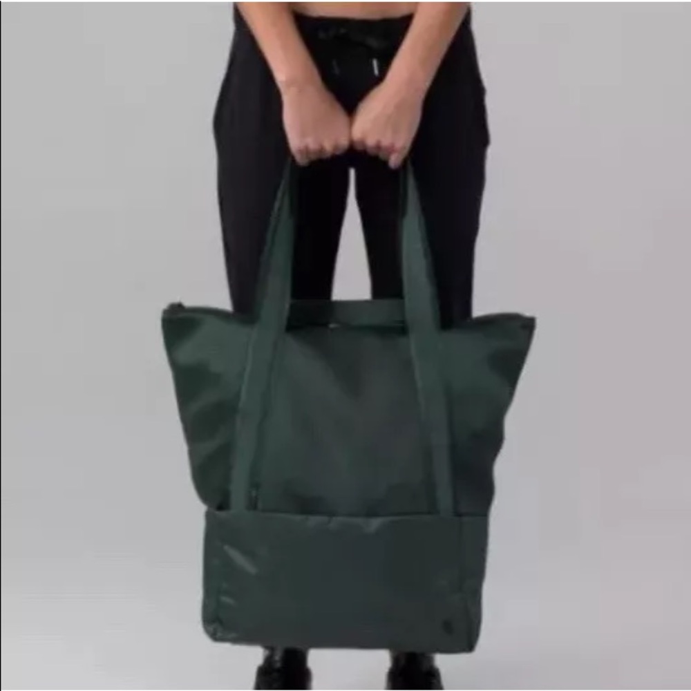 Lululemon forest green hot mesh tote