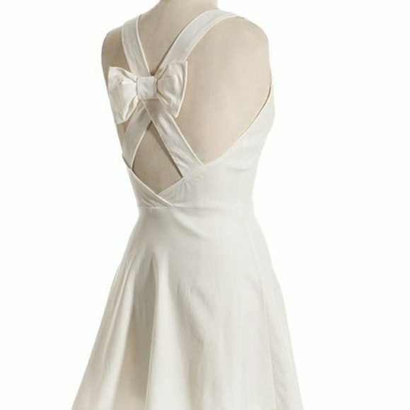 Dresses & Skirts - Off-White Bow Back Dress