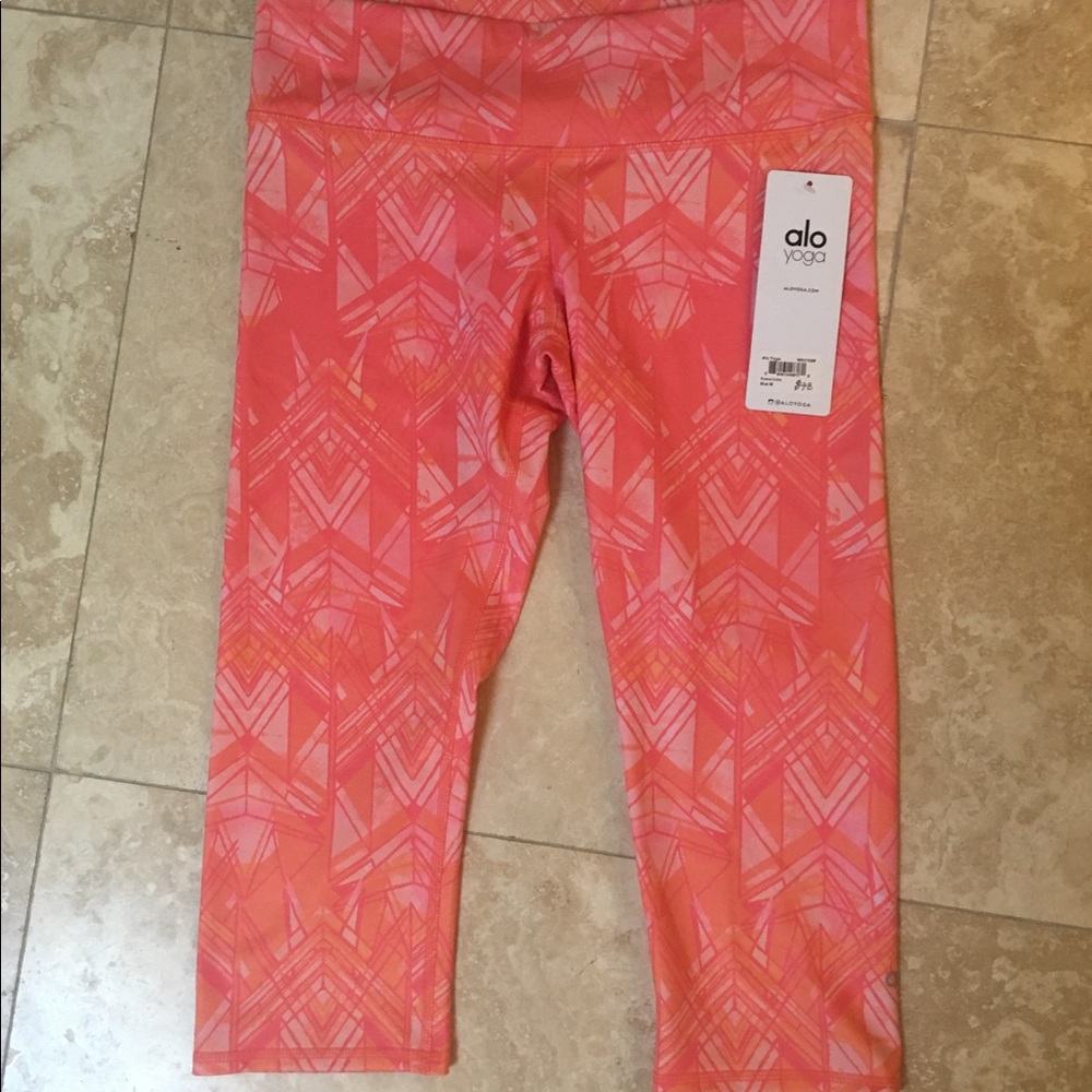 NWT - ALO YOGA medium crops