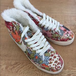 NWT floral hi top sneakers