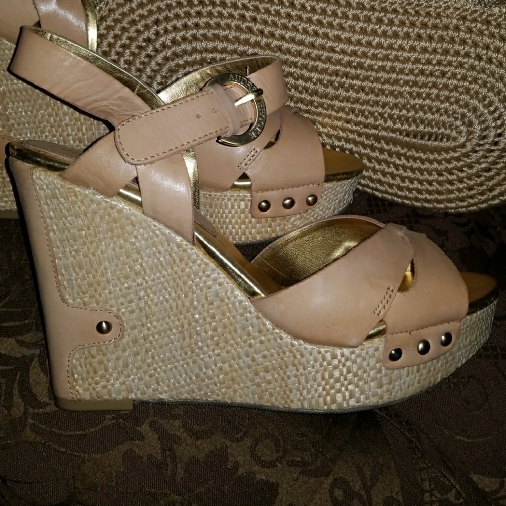 Leather sandle/matching straw bag