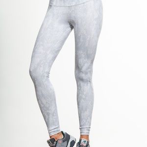 Alo Yoga Airbrush Leggings in Vapor Python