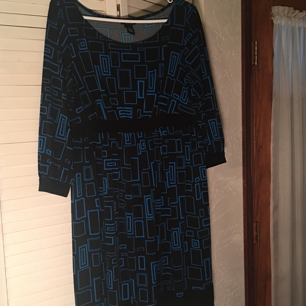 Black and blue squared dress