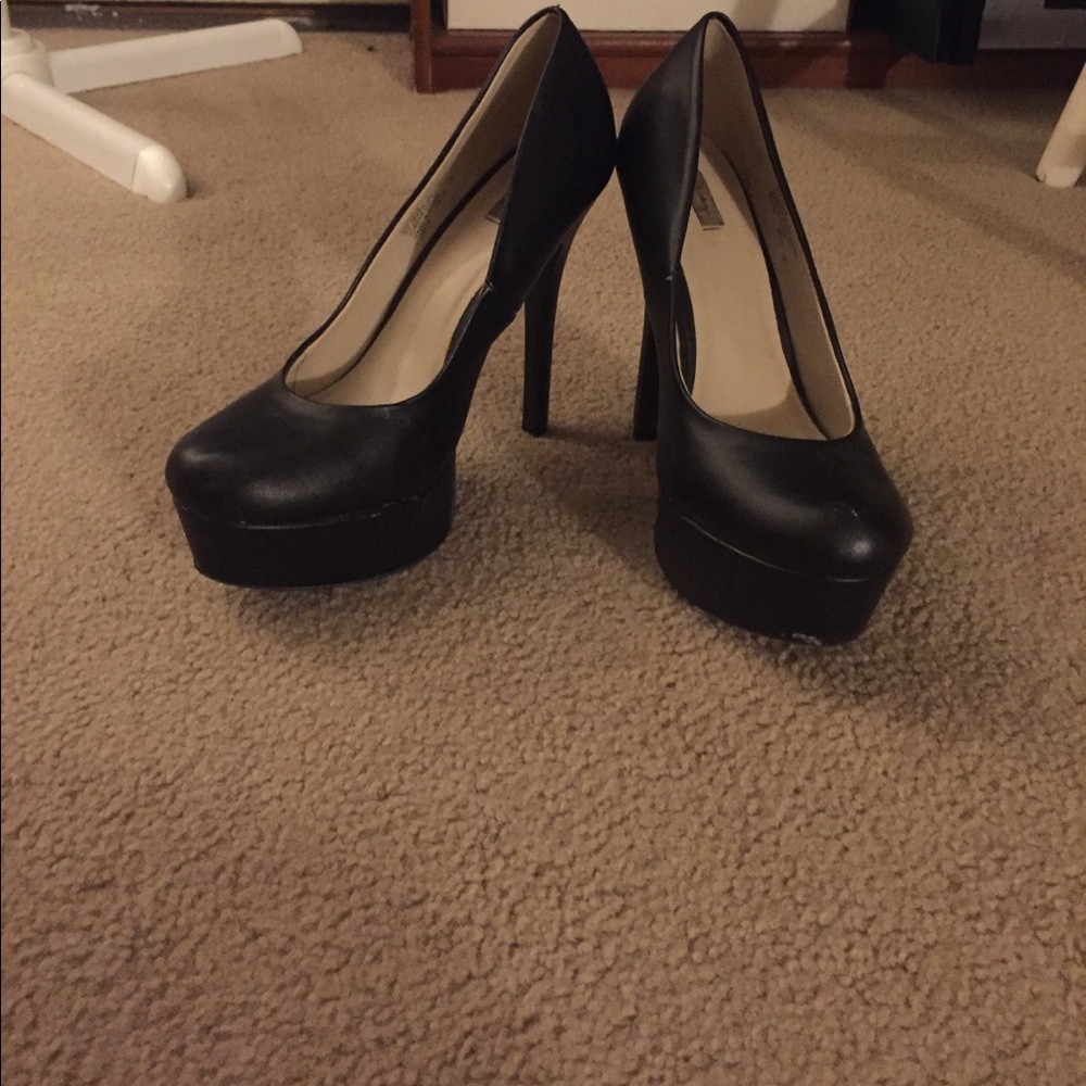 Olsenboye black heels