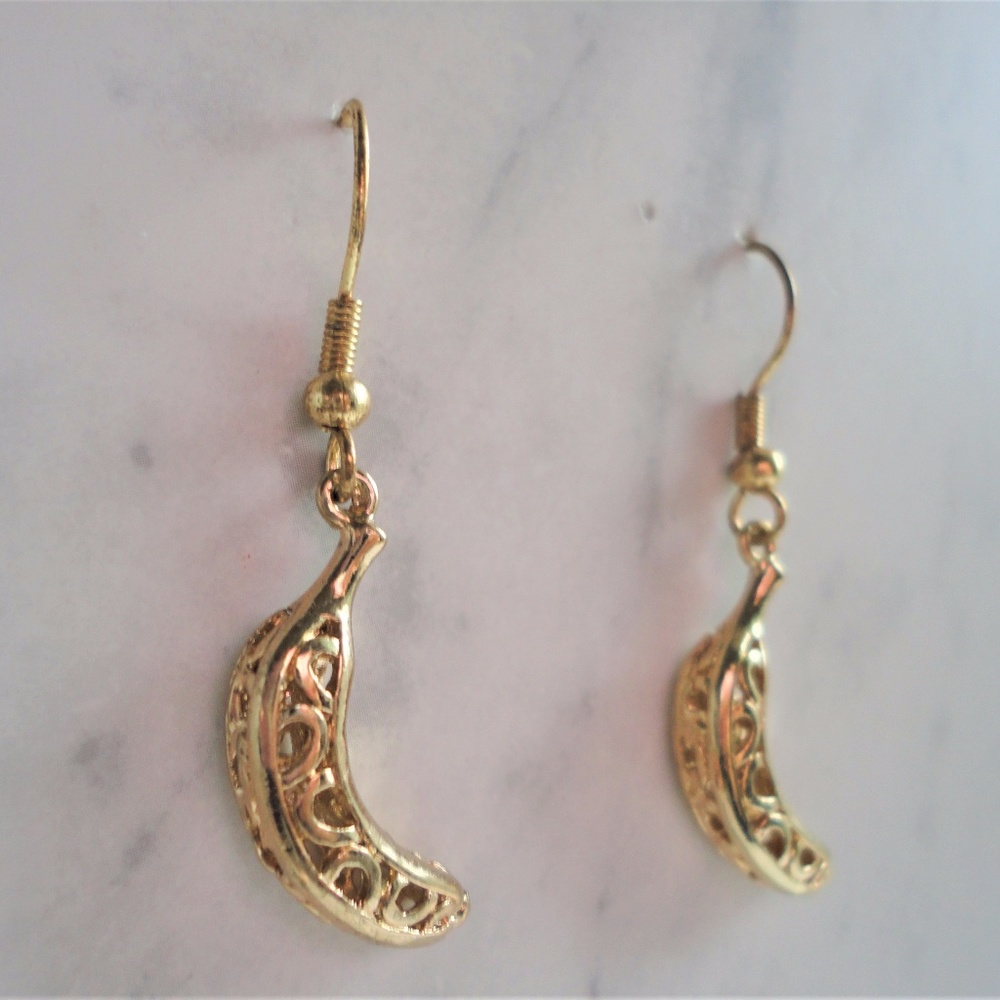 ✨ONLY 1 LEFT!!!✨ GOLD PLATE BANANA EARRING HOOP
