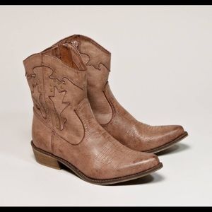 AEO Short Cowboy Boot AEO Short Cowboy Boot