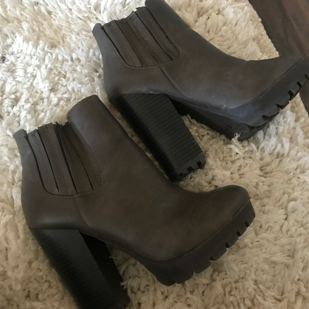 Grey booties !