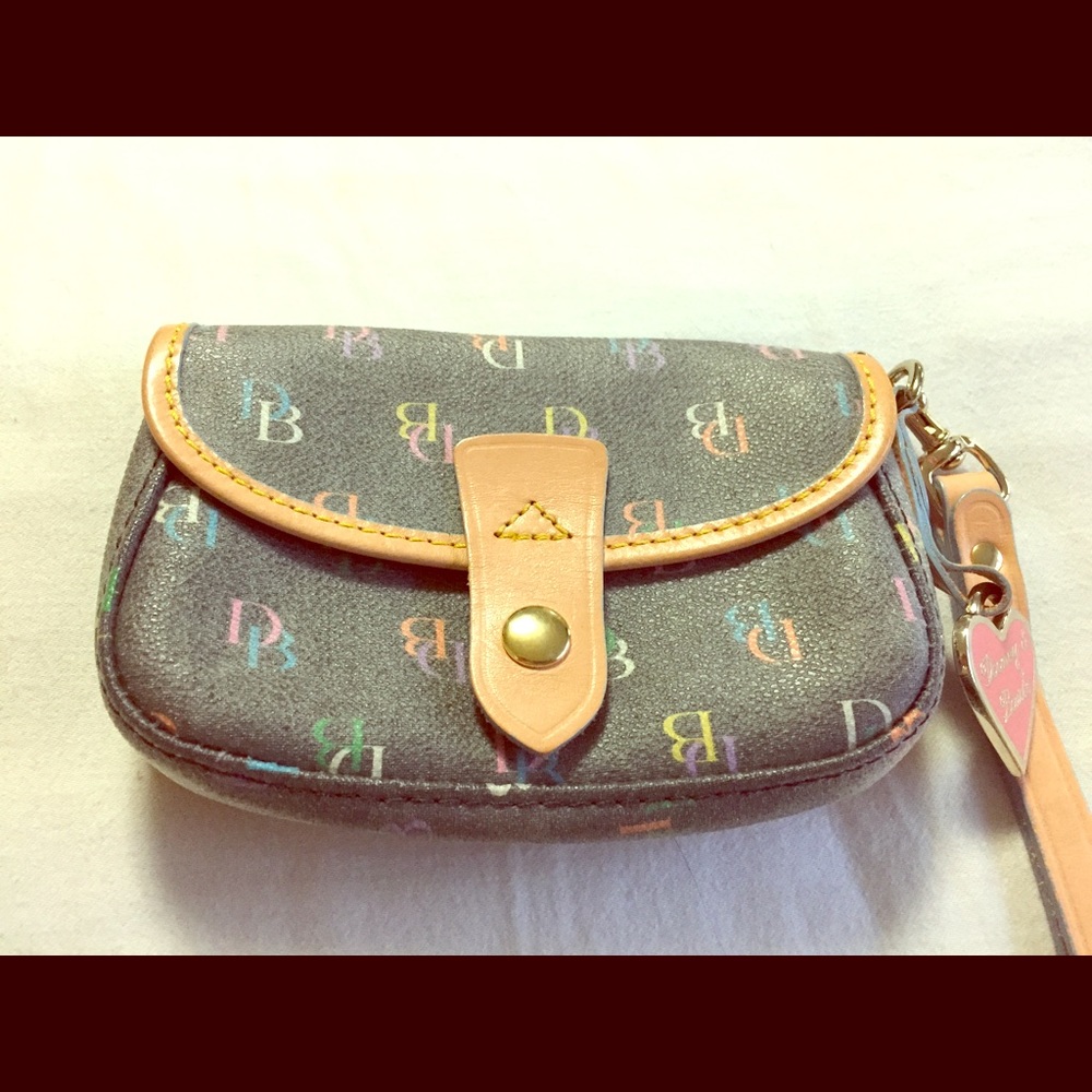 Dooney & Burke wristlet 💖