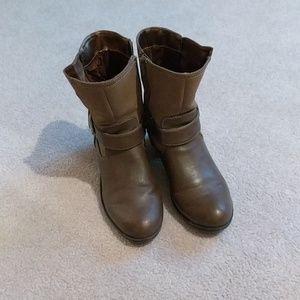 Life stride boots size 8.5. barely used 👍 Life stride boots size 8.5. barely used 👍