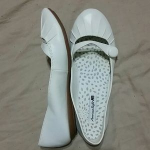 Adorable White American Eagle Flats