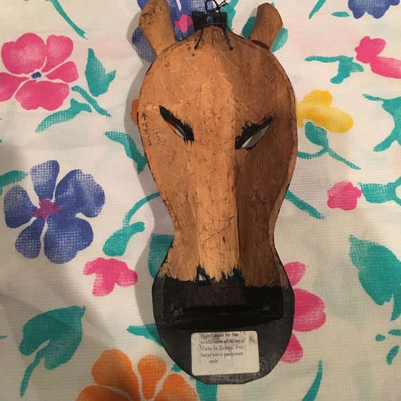 Hand carved wooden giraffe decoration - Picture 2 of 2