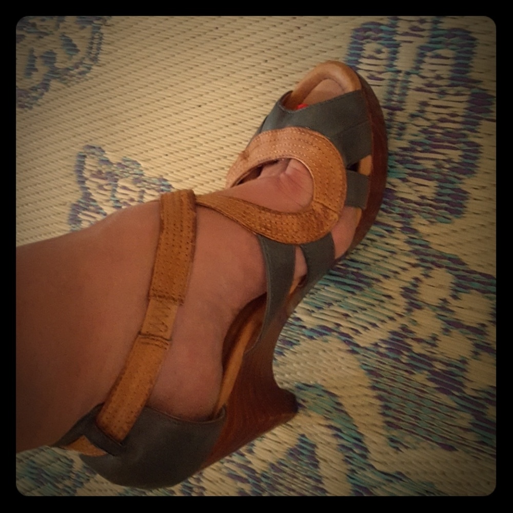 Used Miz Mooz Petra Sz 8.5 Blue and Tan