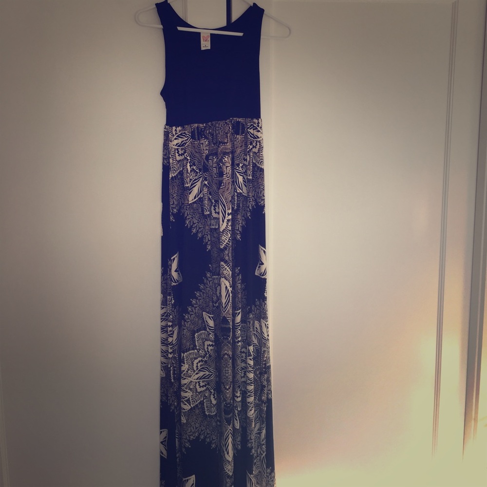 Maxi dress with pretty pattern, never worn.
