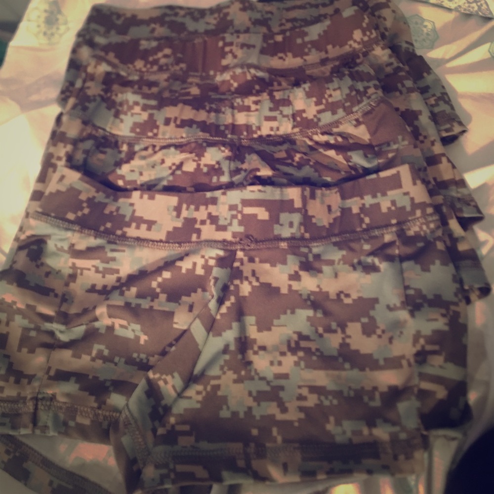 Hooters camo shorts & shirt!! XXS and XS.