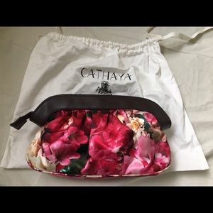 100% silk and leather clutch /wallet. Super cute!