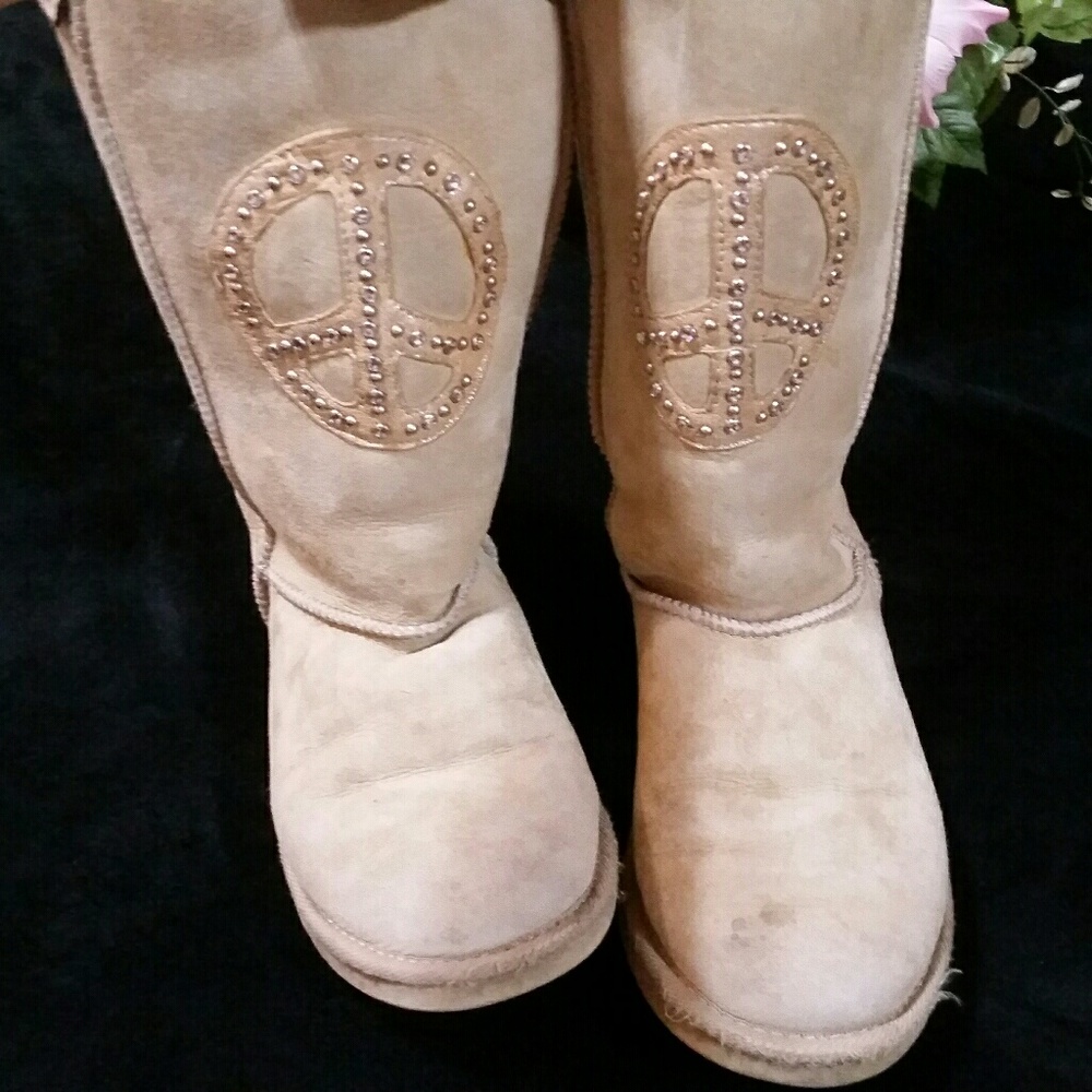 Penelope Wildberry Tan Sheepskin Peace Boots - Picture 2 of 8