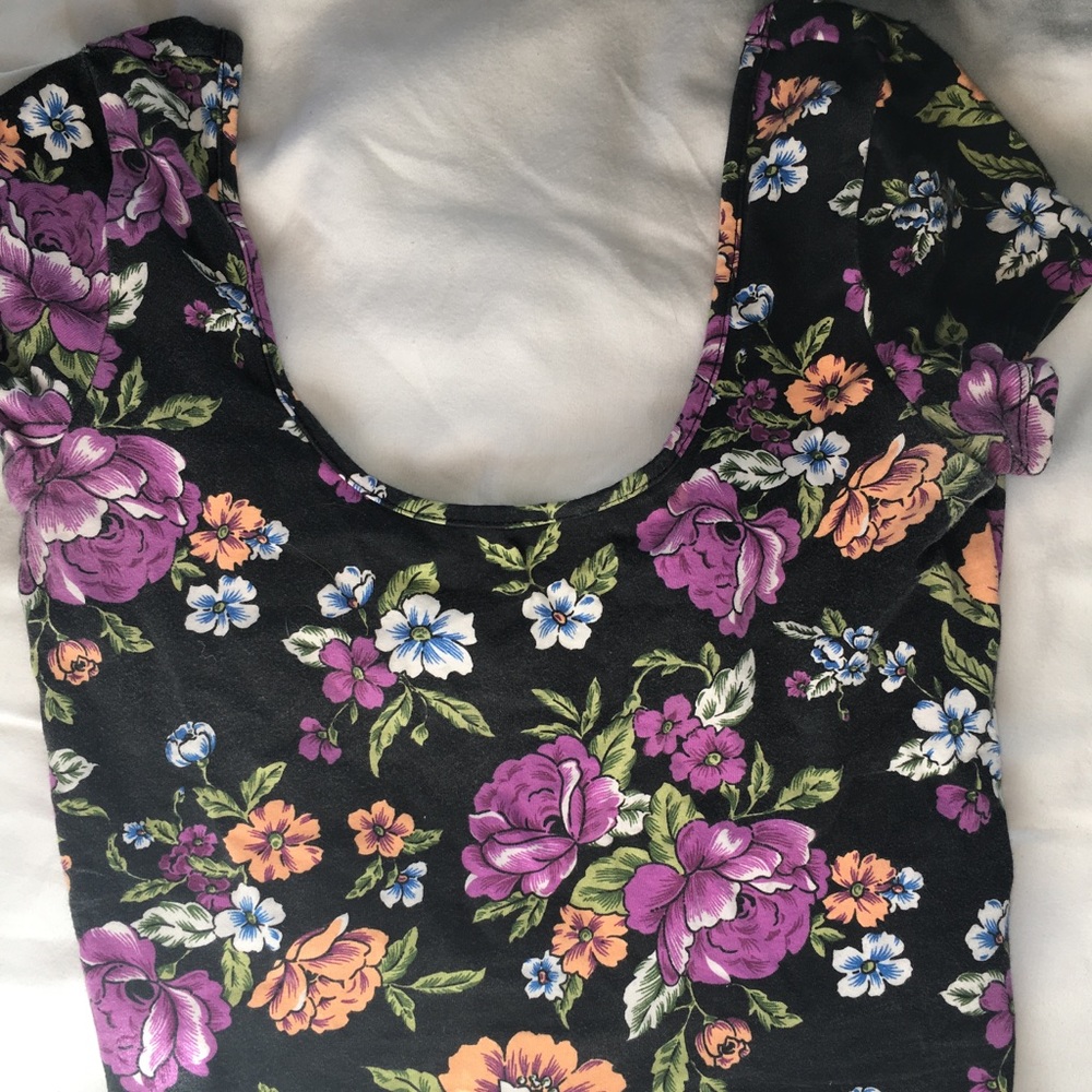 Flower crop top with twisted back cut