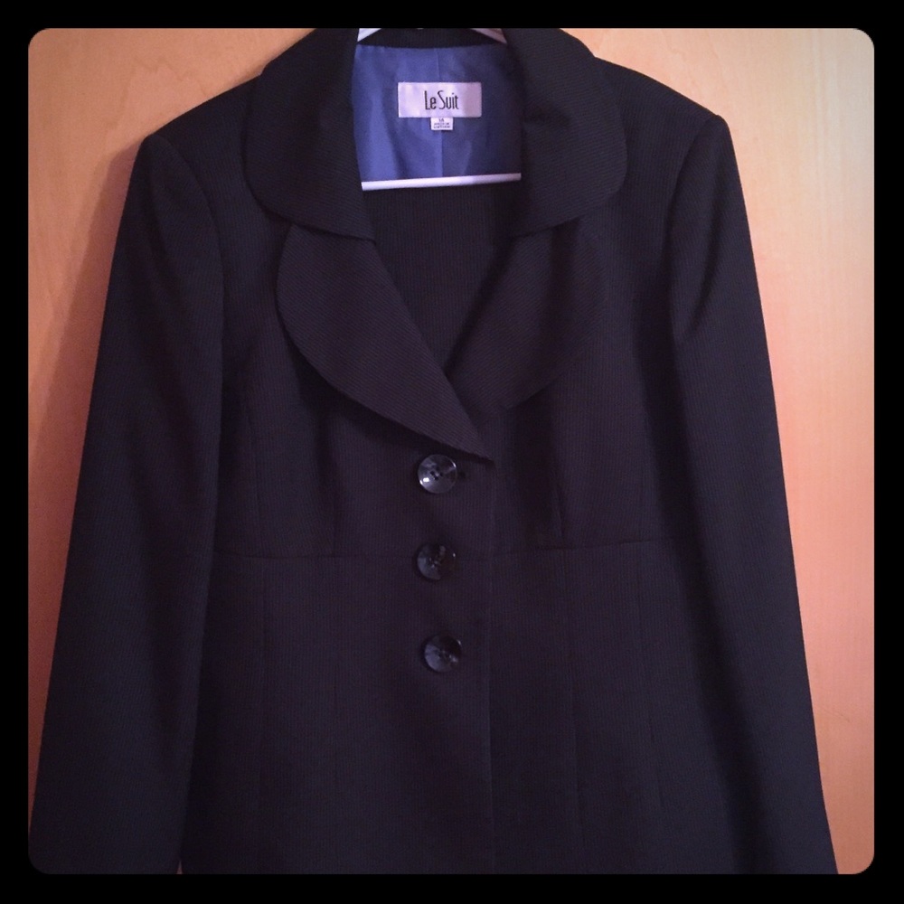 Le Suit women's two piece navy blue striped suit