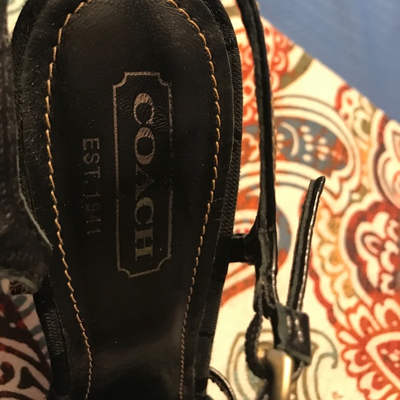 Ladies Coach Heels - Picture 4 of 6