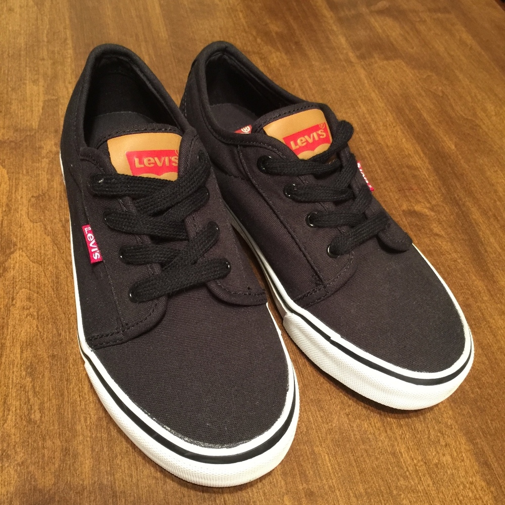 NWOT Levi's Size 4 Boys Black Canvas Shoes
