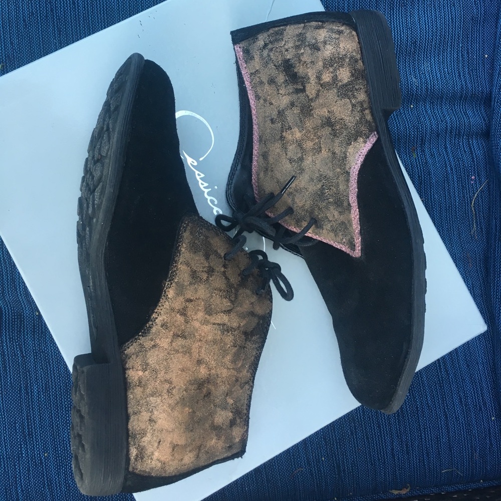 B.o.c sandy leather lace up chukka booties