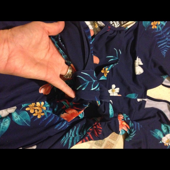 Brand new deep V neck romper - Picture 4 of 4