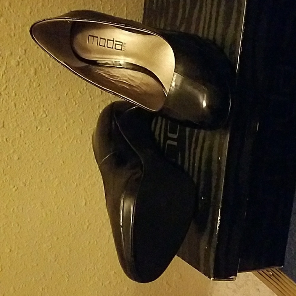 MODA BLACK LEATHER PUMPS