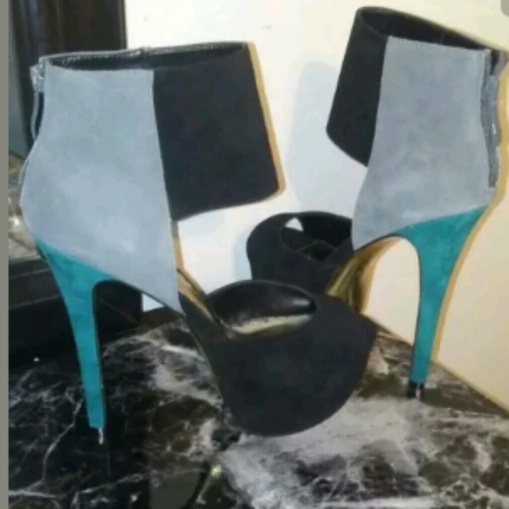 Bebe size 8 high heels stiletto new color block