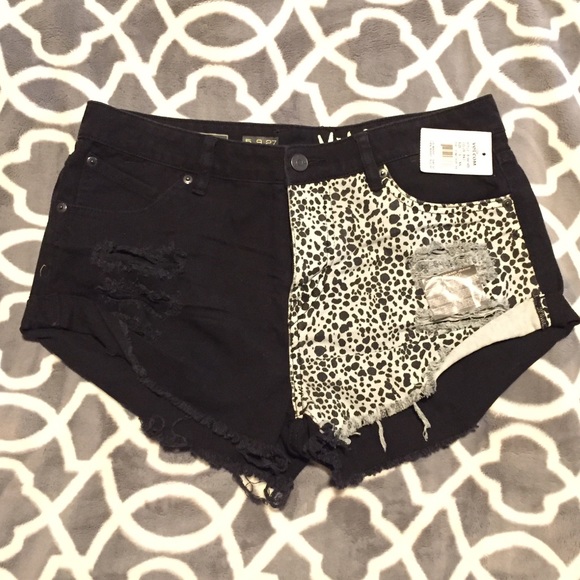 Volcom Pants - 🍉-Brand new volcom shorts