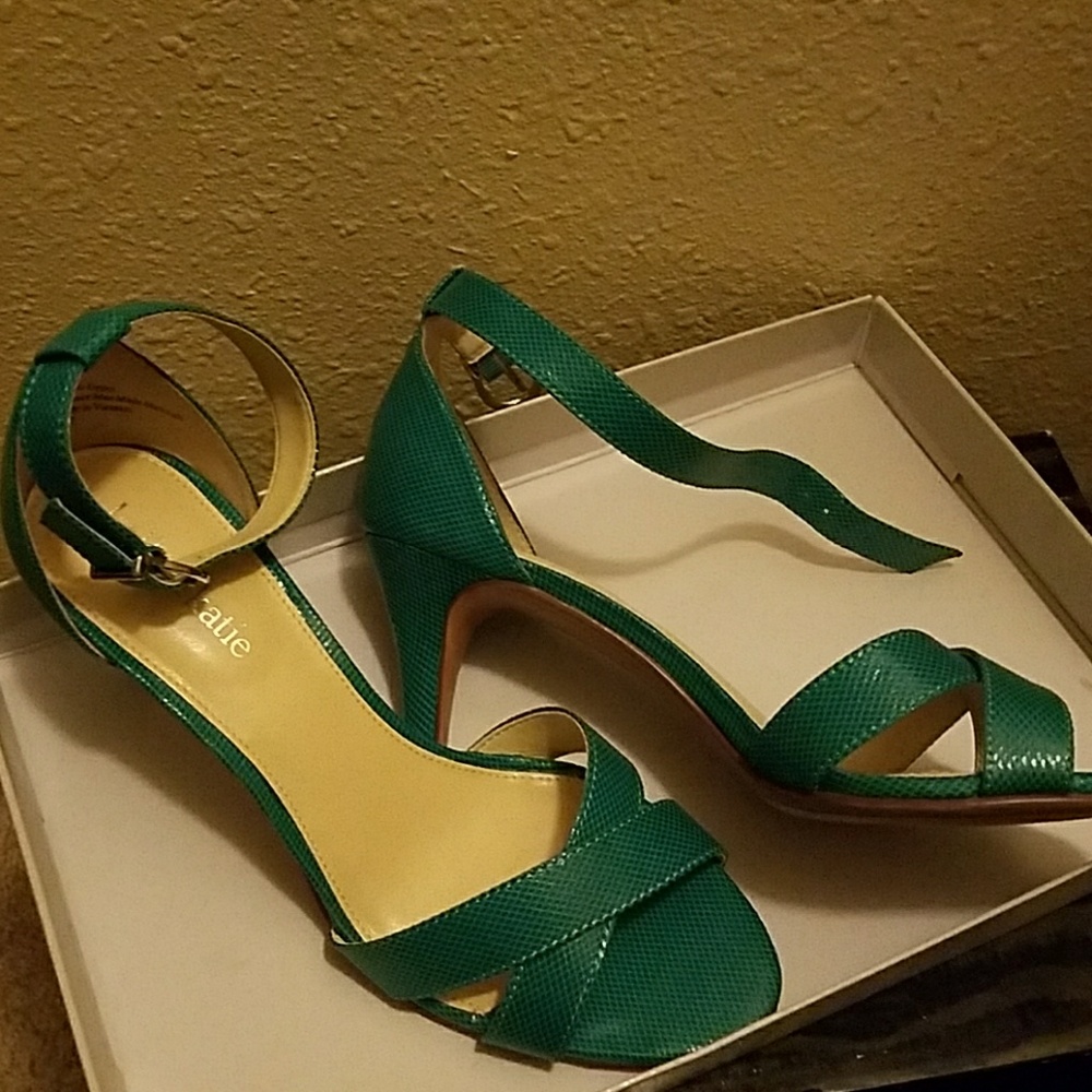 Angle strap sandals