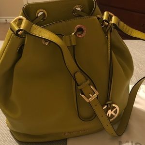 Michael Kors Jules Lg Drawstring Shoulder Bag