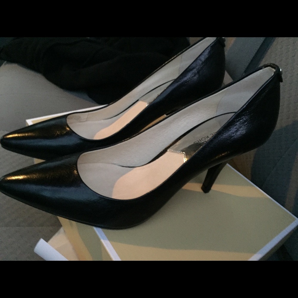 Michael kors black pumps