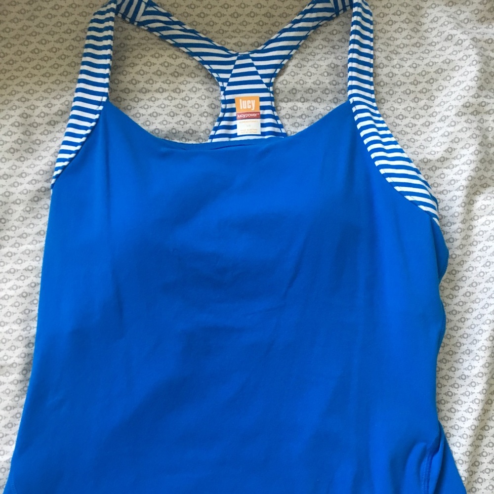 Athletic tank with back detail 💙